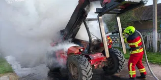 Пожежу гасили пів години: на Волині зайнявся навантажувач (фото)