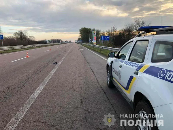 Перебігав дорогу: на Рівненщині під колесами вантажівки загинув волинянин (фото)