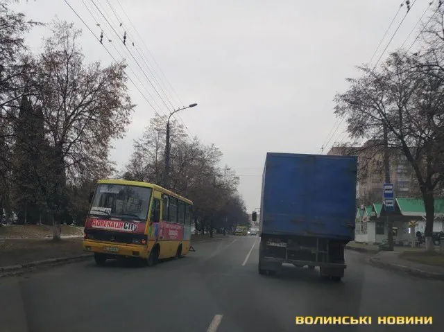 У Луцьку в маршрутки під час руху повідлітали колеса (фото)
