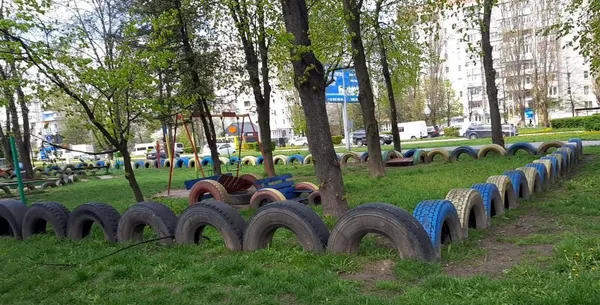 У Луцьку хочуть масово демонтувати автошини з дитмайданчиків (фото)