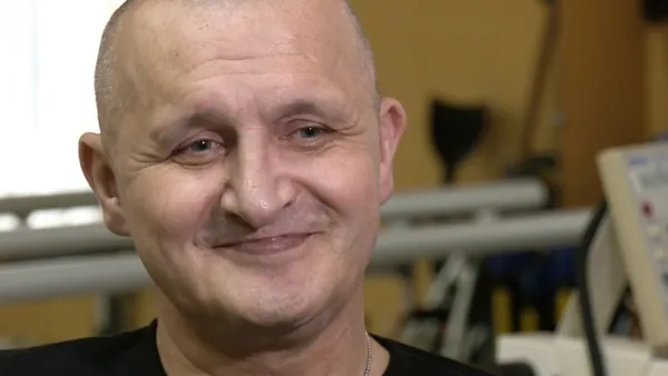 Боєць із Луцька, якому амутували обидві ноги, вчиться ходити заново і збирає донати (відео)