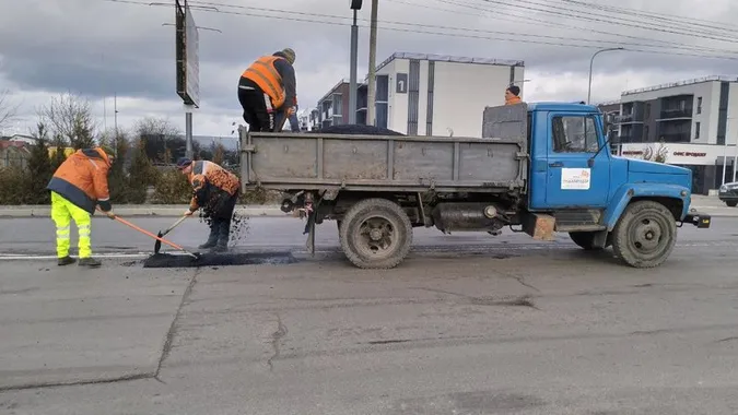 У Луцьку на п'яти вулицях латають ями (відео)
