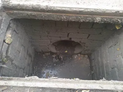 Через вандалів водойма в парку 900-річчя Луцька втратила воду і засмерділа (фото)