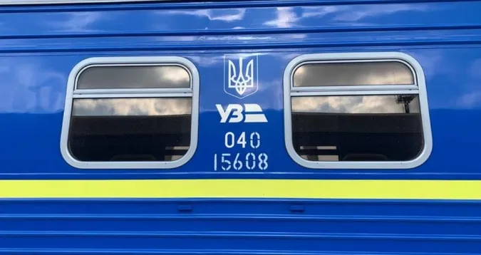 Негода паралізувала рух: сильно затримується низка поїздів, які їдуть через Волинь (перелік, графік)