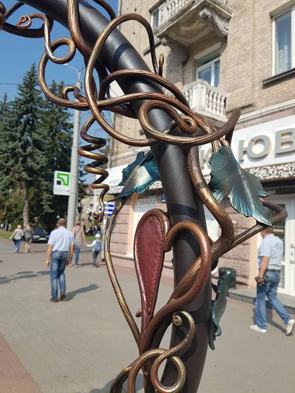 У Луцьку лавку «закоханих ліхтарів» повернули на місце (фото)