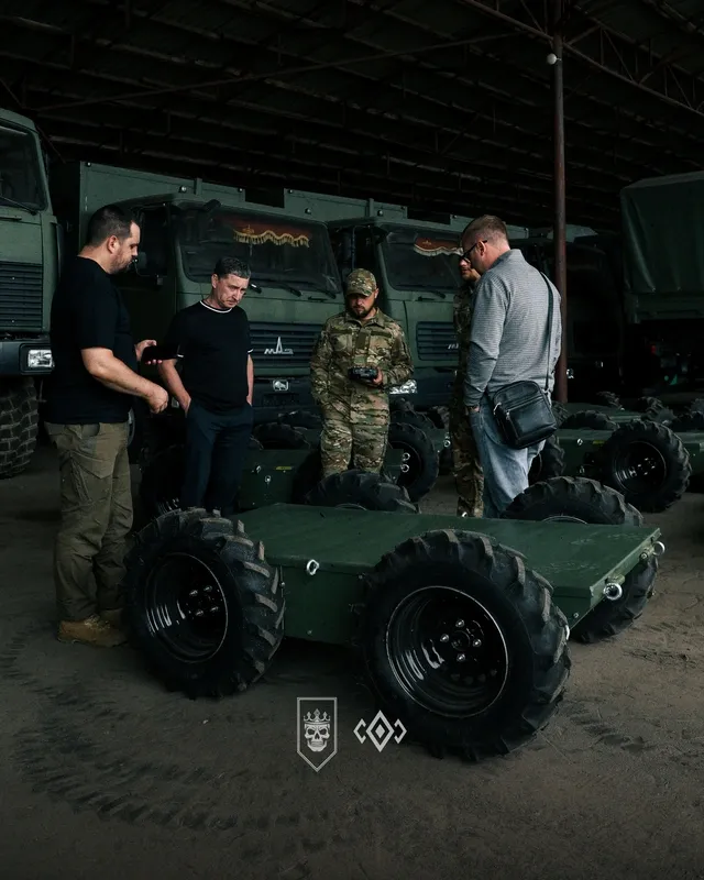 Ще більше роботів на фронті: WOG передав «Любарту» 10 наземних комплексів