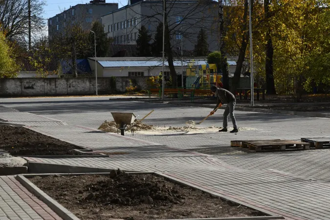 Паркомісця і дитячий майданчик: у Луцьку на Потебні ремонтують двір (фото)