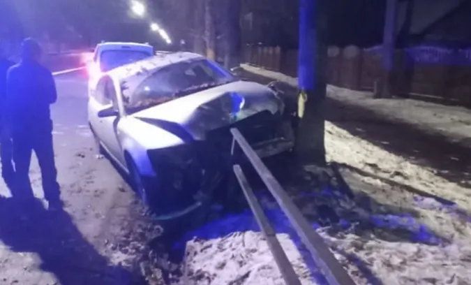 У Луцьку на Львівській водій Audi зніс огорожу і влетів у дерево (фото)