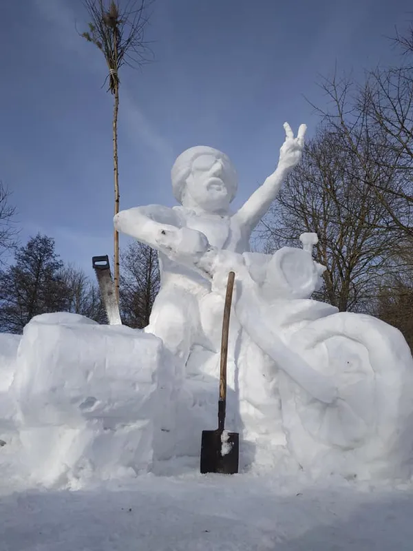 У Рокинях  з’явився величезний сніговий байкер (фото)