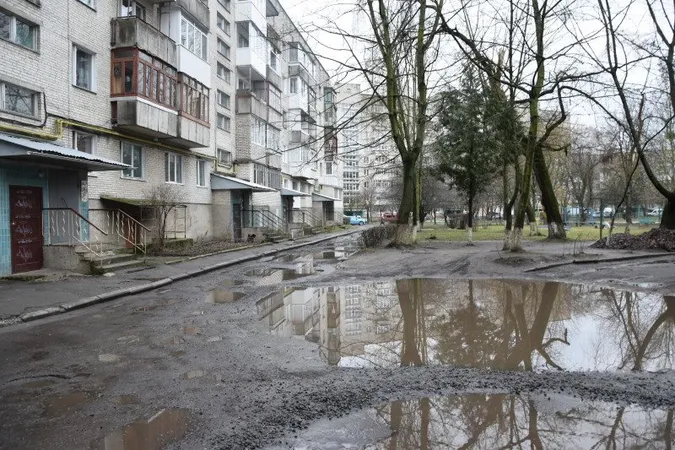 У Луцьку оглянули двори, які потребують ремонту (фото)