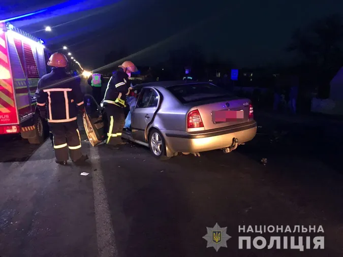 Зім'ятий легковик і автобус у кюветі: деталі смертельної аварії у Княгининку (фото)