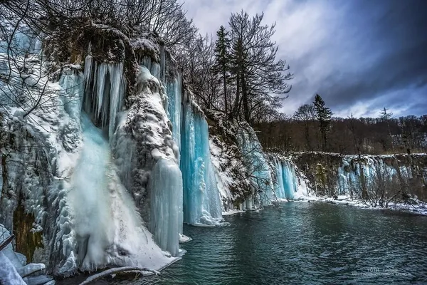 Фотограф показав неймовірні світлини замерзлих водоспадів