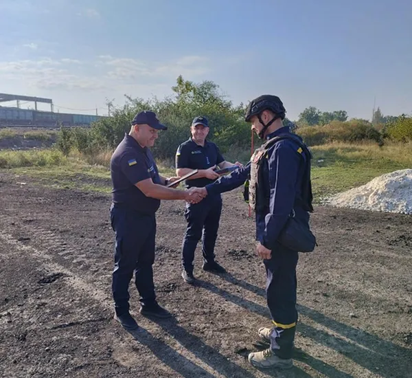 Волинським піротехнікам, які працюють на Донеччині, вручили відзнаки та чергові звання (фото)
