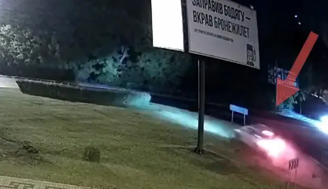 У Луцьку Audi пронеслось через кільце, зламало паркан і злетіло у кювет (відео)