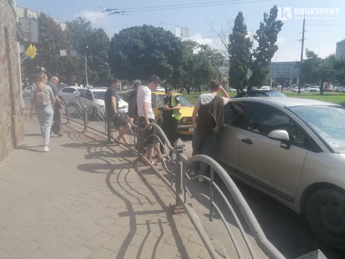 У Луцьку біля «турбокільця» Volkswagen «наздогнав» Citroen (фото)