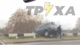 У Луцьку на мосту легковик влетів у відбійник (відео)