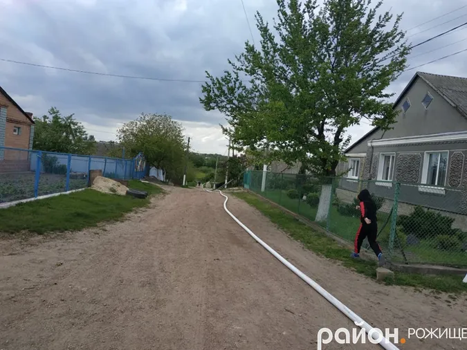У Рожищі – масштабна пожежа: горить приміщення колишнього гуртожитку (фото, відео)