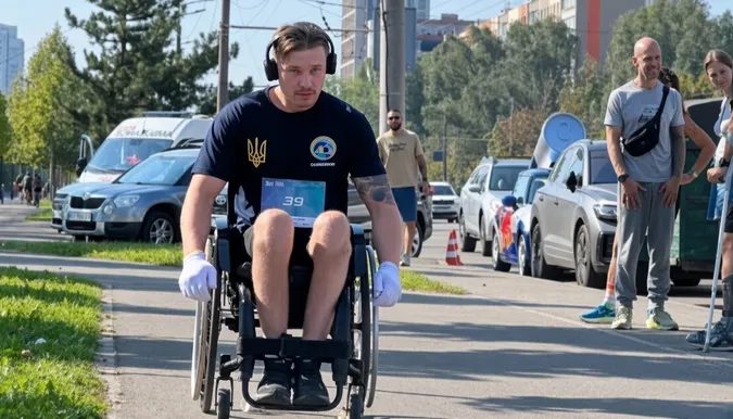 Подолав 42 км на кріслі колісному: ветеран з Волині збирає мільйон для поранених військових (відео)