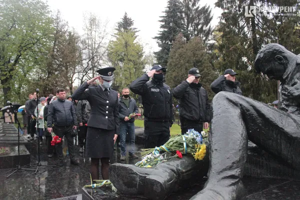У Луцьку поклали квіти до пам'ятника невідомому солдату (фото)