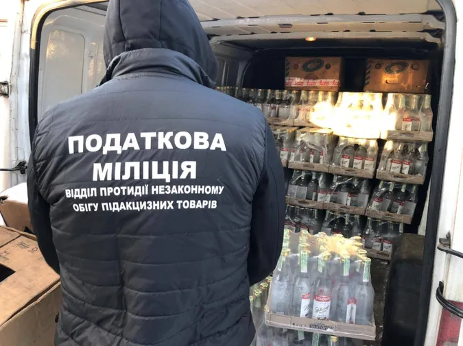 У Струмівці затримали автомобіль із сумнівною горілкою (фото)