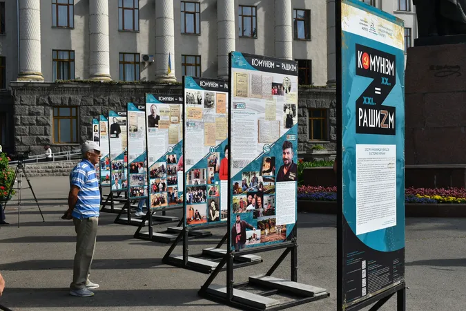 У Луцьку просто неба презентували виставку «Комунізм = Рашизм» (фото)