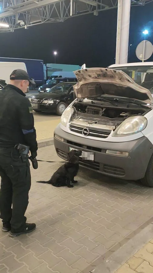 В «Устилузі» в повітряному фільтрі буса знайшли наркотики (фото)