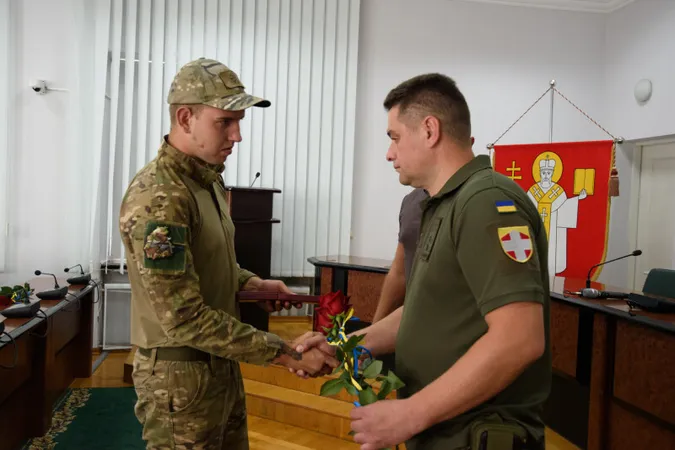 У Луцьку рідним загиблих воїнів вручили їхні ордени (фото)