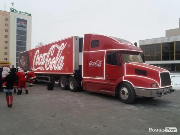 Фура «Coca-Cola» спізнилася, але приїхала до Луцька (фото)