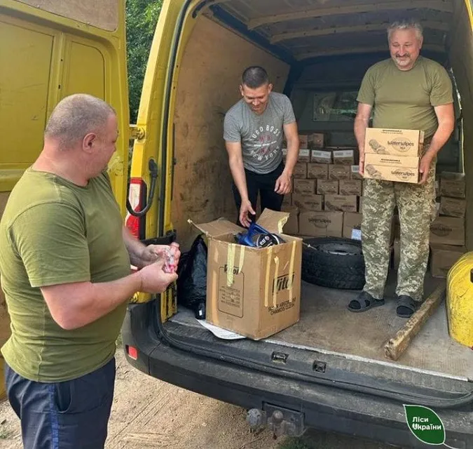 Лісівники разом з латвійськими волонтерами доставили допомогу на передову (фото)