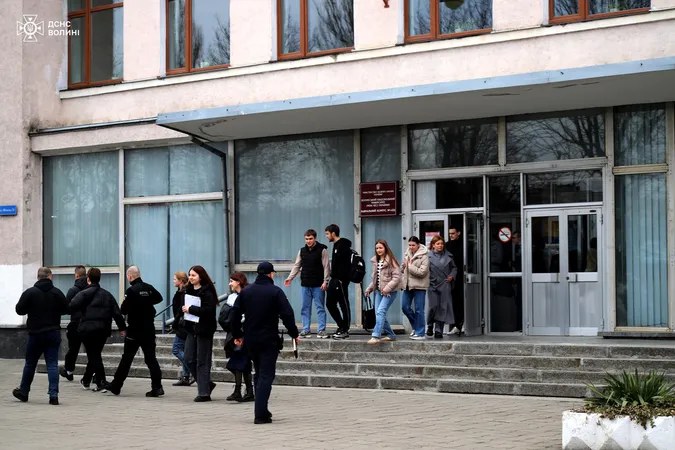 Рятувальники пояснили, чому евакуювали студентів з історичного у Луцьку (фото)