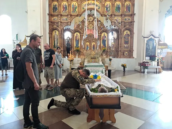 Помер від важких поранень: у Ковелі попрощалися з воїном Валентином Колочуном (фото)