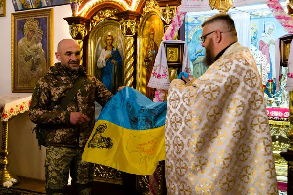 У Гаразджі захисник подарував священнику ікону, яку писав на передовій (фото)