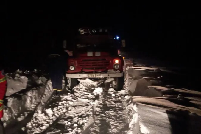 Вантажівка з деревиною, автобус і «швидка»: зі снігових заметів витягнули 14 автомобілів (фото)