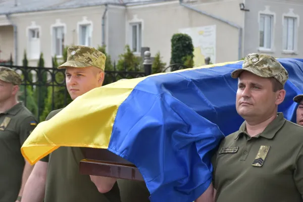 Загинув більше року тому: у Луцьку попрощалися з полеглим воїном Володимиром Андрійчуком (фото)