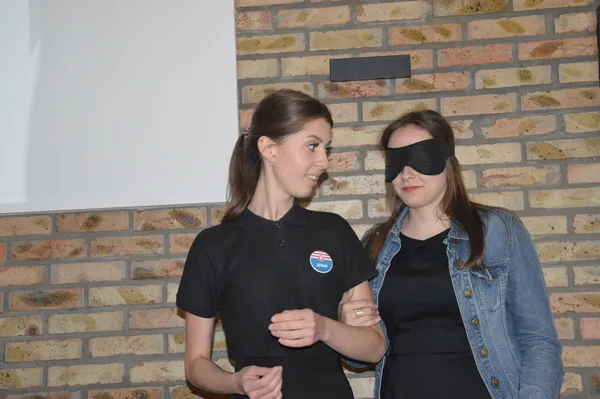 Офіціант закладу взяла участь в майстер-класі, як зустріти та обслужити незрячу людину, яка зайшла в заклад харчування