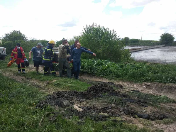 Двоє працівників «Нововолинськводоканалу» втратили свідомість у 4-метровому колодязі (фото)
