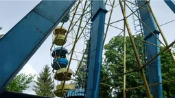 Безлюдно та "не аварійно": що коїться на парку атракціонів Луцька (фото)