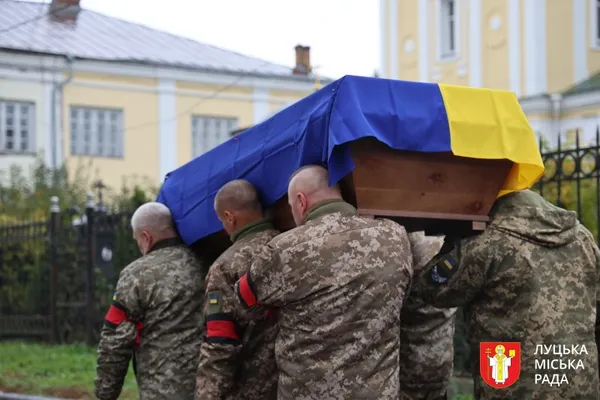 Залишилася трирічна донька: у Луцьку провели в останню дорогу воїна Артема Тютюнника (фото)