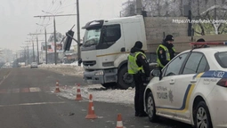На Дубнівській у Луцьку водій вантажівки зніс світлофор (фото, оновлено)