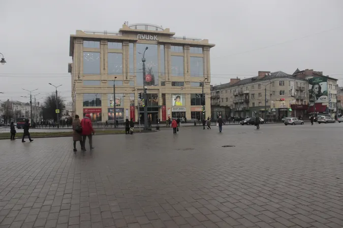 Ожеледиця у Луцьку: місто ледь тримається на ногах (фото)