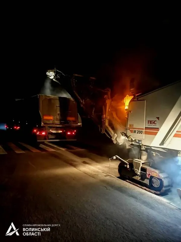 Показали, як у Шацьку ремонтують дорогу і вдень, і вночі