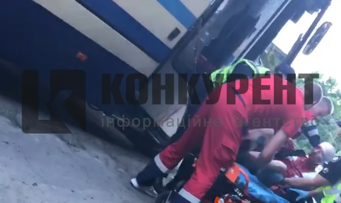 У Луцьку п'яний чоловік розбив головою скло в автобусі (відео)