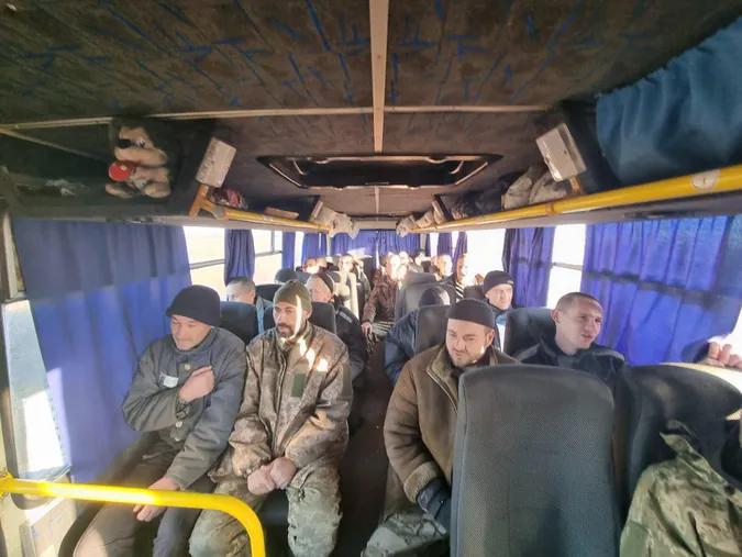 В Україну повернули 60 полонених захисників (фото, відео)