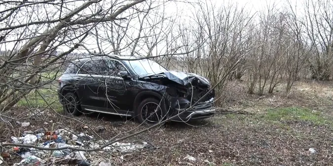 У Луцьку на березі ставка знайшли розбитий елітний автомобіль (відео)