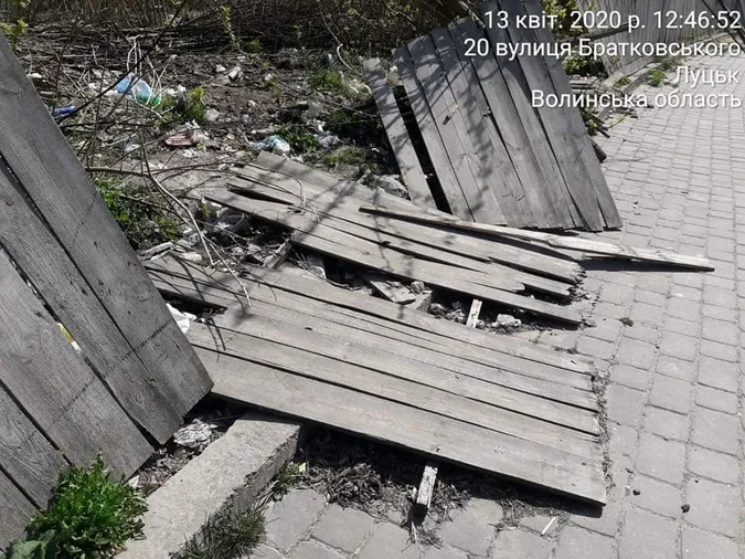 Муніципали змусили забудовника прибрати сміття у Старому місті (фото)