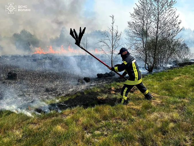 На Волині другу добу палає велике торфовище (фото)