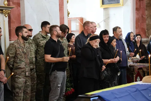 У Луцьку в останню дорогу провели двох Героїв – Артема Біломоїна та Вадима Попишова (фото)