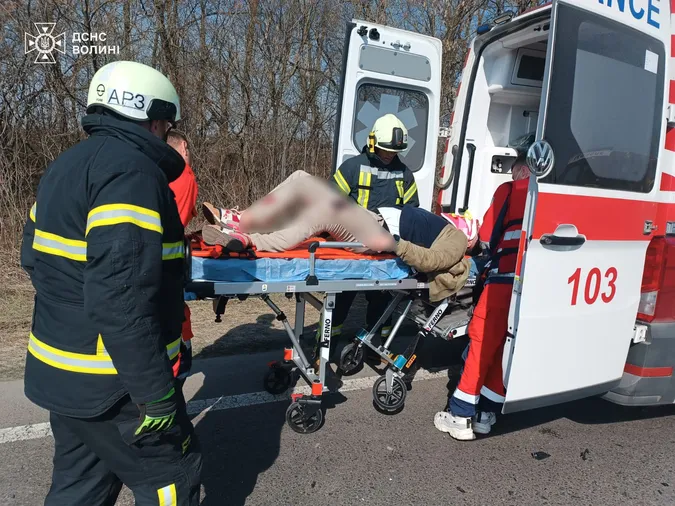ДТП у Луцькому районі: водія вирізали з розбитого авто (фото)