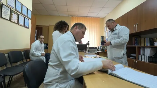 Команда судмедекспертів Луцького відділу судмедекспертизи трупів та керівниця обласного бюро судмедекспертизи Лілія Вірун