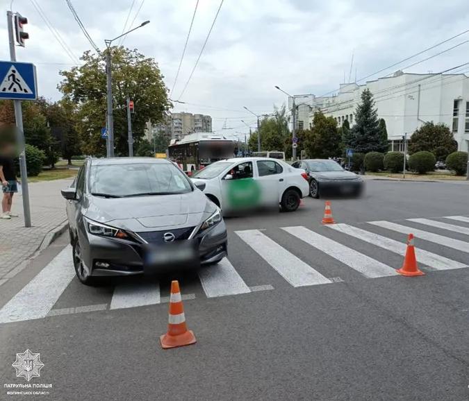 У Луцьку таксист влетів у дорогущий Nissan